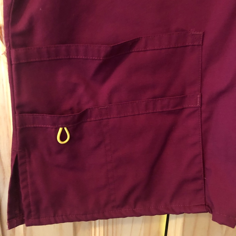 Wonder wink maroon scrub top - Picture 2 of 3